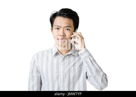 Portrait of a young businessman using smart phone. Isolé sur fond blanc avec copie espace et chemin de détourage Banque D'Images