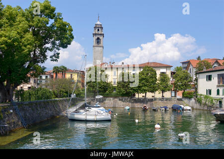 Port de plaisance de Pallanza qui dépend de la commune Verbania situé sur la rive du Lac Majeur en Italie et l'église de San Leonardo Banque D'Images