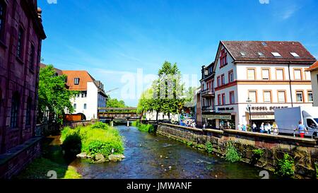 Bâtiments de style allemand le long de la rivière Alb à Ettlingen, Bade-Wurtemberg, Allemagne Banque D'Images