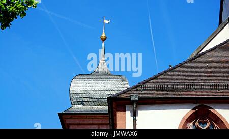 Haut de la tour de l'hôtel de ville et bâtiment à Ettlingen, Bade-Wurtemberg, Allemagne Banque D'Images