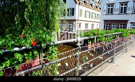 Bâtiments de logement de style allemand et pont sur la rivière Alb à Ettlingen, Bade-Wurtemberg, Allemagne Banque D'Images