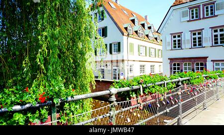 Bâtiments de logement de style allemand et pont sur la rivière Alb à Ettlingen, Bade-Wurtemberg, Allemagne Banque D'Images