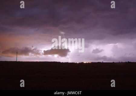 Sur la foudre et lourds nuages ciel tempête.. Banque D'Images