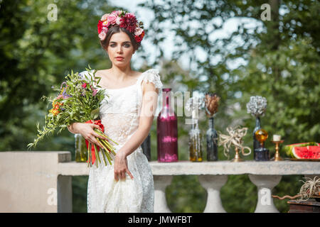 Décoration de mariage dans le style d'arrangement floral boho, table, décoré dans le jardin. Banque D'Images