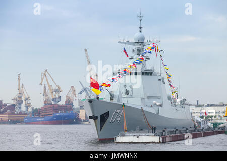 Saint-pétersbourg, Russie - le 28 juillet 2017 : navire de guerre chinois 174 est amarré sur la rivière Neva. Répétition pour la parade de la marine russe. Type 052D des Banque D'Images