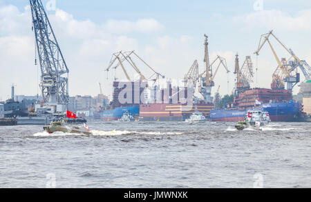 Saint-pétersbourg, Russie - le 28 juillet 2017 : de petits navires de rendez-vous sur la rivière Neva. Répétition pour le défilé des forces navales russes Banque D'Images