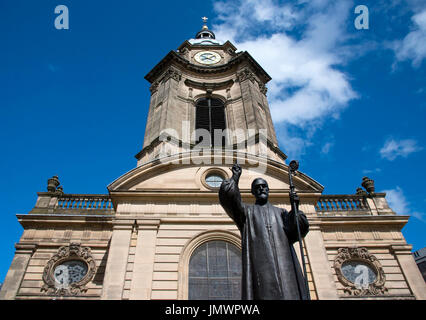 La statue en bronze de Charles Gore, 1er évêque de Birmingham se tiennent à l'extérieur du St. Phlip Cathedal, Birmingham, West Midlands, England, Europe Banque D'Images