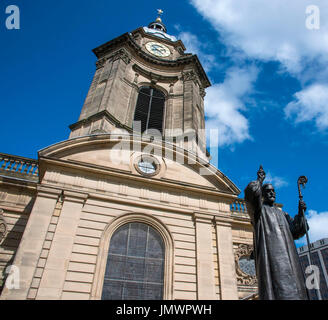 La statue en bronze de Charles Gore, 1er évêque de Birmingham se tiennent à l'extérieur du St. Phlip Cathedal, Birmingham, West Midlands, England, Europe Banque D'Images