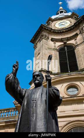 La statue en bronze de Charles Gore, 1er évêque de Birmingham se trouve à l'extérieur de la cathédrale St Philip's, Birmingham, West Midlands, England, Europe Banque D'Images