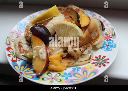 La couleur d'or vegetarain crêpes de prunes et de citron frais mûrs pour l'été, le petit déjeuner sain Banque D'Images