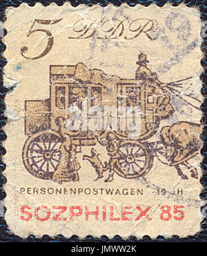 Allemagne - 1985 : timbre-poste imprimé en Allemagne (DDR) montre le courrier. Timbres par la poste allemande en 1985. Banque D'Images