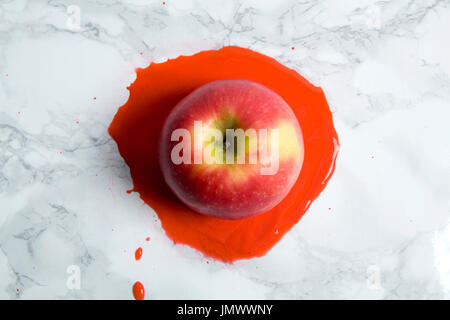 Un identifiant Apple sur une fusion en arrière-plan. couleur minimal still life photography Banque D'Images