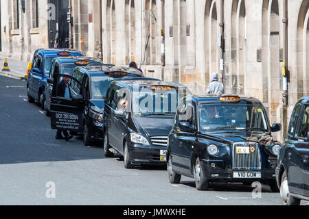 Photo: Taxi Rank, point de dépôt de taxi sur Market Street et Calton Road pour la gare de waverley, Nouvelle voiture de rue Banque D'Images