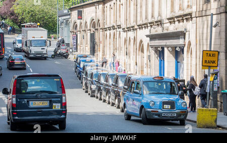 Photo: Taxi Rank, point de dépôt de taxi sur Market Street et Calton Road pour la gare de waverley, Nouvelle voiture de rue Banque D'Images