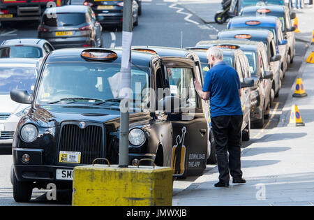 Photo: Taxi Rank, point de dépôt de taxi sur Market Street et Calton Road pour la gare de waverley, Nouvelle voiture de rue Banque D'Images