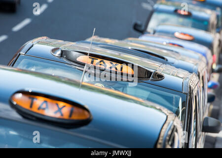 Photo: Taxi Rank, point de dépôt de taxi sur Market Street et Calton Road pour la gare de waverley, Nouvelle voiture de rue Banque D'Images