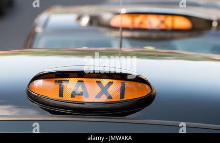 Photo: Taxi Rank, point de dépôt de taxi sur Market Street et Calton Road pour la gare de waverley, Nouvelle voiture de rue Banque D'Images