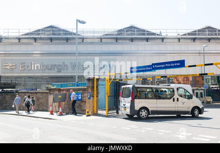 Photo: Taxi Rank, point de dépôt de taxi sur Market Street et Calton Road pour la gare de waverley, Nouvelle voiture de rue Banque D'Images