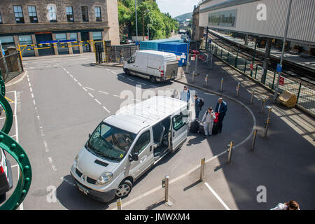 Photo: Taxi Rank, point de dépôt de taxi sur Market Street et Calton Road pour la gare de waverley, Nouvelle voiture de rue Banque D'Images