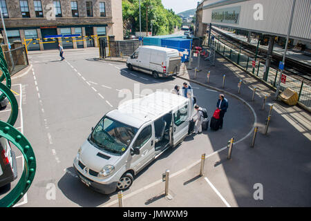 Photo: Taxi Rank, point de dépôt de taxi sur Market Street et Calton Road pour la gare de waverley, Nouvelle voiture de rue Banque D'Images