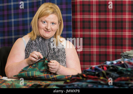 Photo: Elaine Skedd imaginer quiconque coudre à la main plus de 20 000 kilts de laine authentiques n'est pas facile. Sur Roya d'Édimbourg Banque D'Images