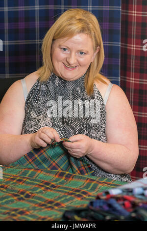 Photo: Elaine Skedd imaginer quiconque coudre à la main plus de 20 000 kilts de laine authentiques n'est pas facile. Sur Roya d'Édimbourg Banque D'Images