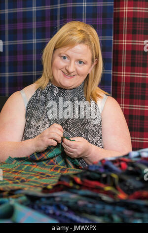 Photo: Elaine Skedd imaginer quiconque coudre à la main plus de 20 000 kilts de laine authentiques n'est pas facile. Sur Roya d'Édimbourg Banque D'Images