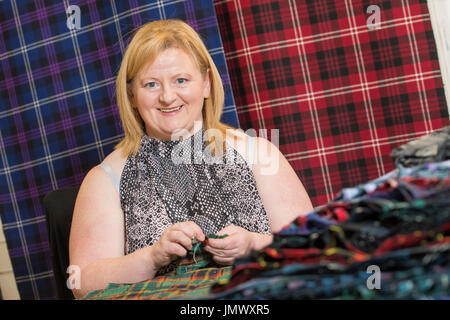 Photo: Elaine Skedd imaginer quiconque coudre à la main plus de 20 000 kilts de laine authentiques n'est pas facile. Sur Roya d'Édimbourg Banque D'Images