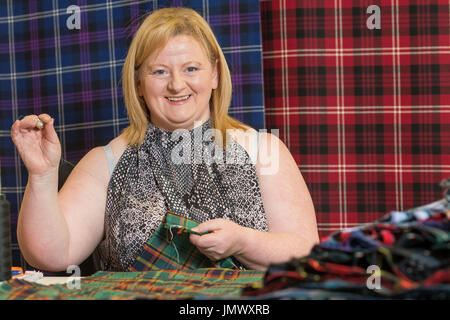 Photo: Elaine Skedd imaginer quiconque coudre à la main plus de 20 000 kilts de laine authentiques n'est pas facile. Sur Roya d'Édimbourg Banque D'Images