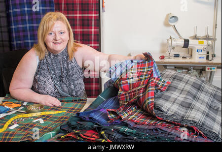 Photo: Elaine Skedd imaginer quiconque coudre à la main plus de 20 000 kilts de laine authentiques n'est pas facile. Sur Roya d'Édimbourg Banque D'Images