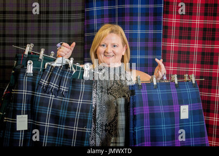 Photo: Elaine Skedd imaginer quiconque coudre à la main plus de 20 000 kilts de laine authentiques n'est pas facile. Sur Roya d'Édimbourg Banque D'Images