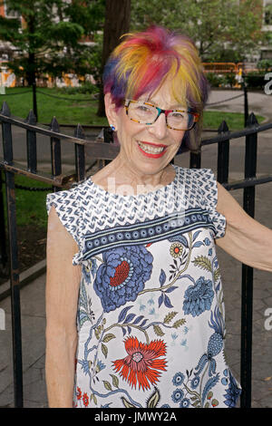 Portrait d'une jolie jeune femme au milieu des années 70 avec une coiffure multicolores moderne. À Greenwich Village, New York City. Banque D'Images