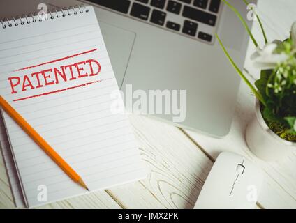 Composite numérique breveté de texte écrit à la page avec un ordinateur portable et des plantes Banque D'Images