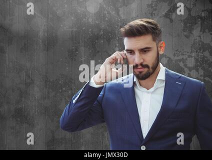 Digital composite de l'homme sur le téléphone à côté d'un mur en pierre Banque D'Images