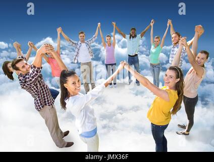 Digital composite de cercle de personnes sur les nuages dans le ciel Banque D'Images