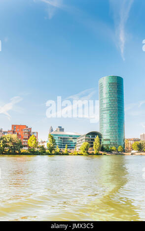 Westhafen-tour et les bâtiments résidentiels vu depuis les bords sud de la rivière Main, Frankfurt am Main, Hesse, Allemagne Banque D'Images