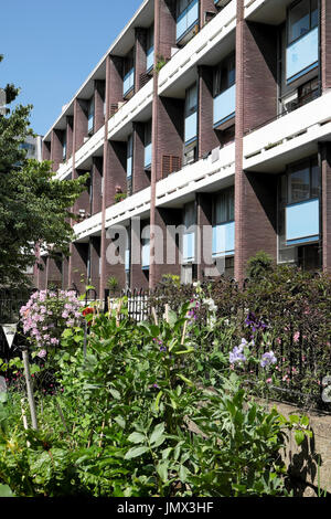 Jardin communautaire et plats sur la ruelle d'or dans la ville de London EC2 UK KATHY DEWITT Banque D'Images