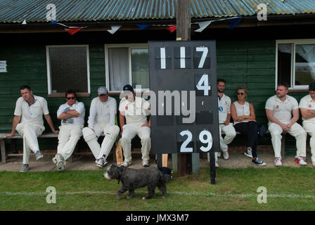 Équipe de cricket anglaise de la vie du village au pavillon regardant le club de cricket Ebernoe jouer un match annuel de cricket Horn Fair sur le Common. Ebernoe CC contre Wessex Pilgrims Cricket Club. Ebernoe, Sussex, Angleterre. ROYAUME-UNI ANNÉES 2015 2010 HOMER SYKES Banque D'Images