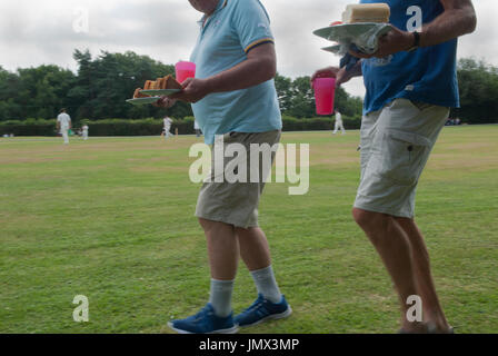 Thé de l'équipe de cricket de la vie du village anglais préparé pour servir dans le pavillon de cricket du village. Ebernoe, Sussex, Angleterre. ANNÉES 2010 2015 ROYAUME-UNI HOMER SYKES Banque D'Images