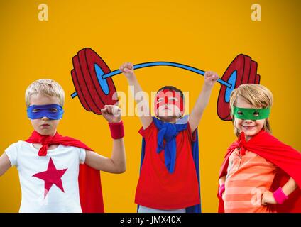 Composite numérique des enfants de super-héros avec fond jaune blanc Banque D'Images