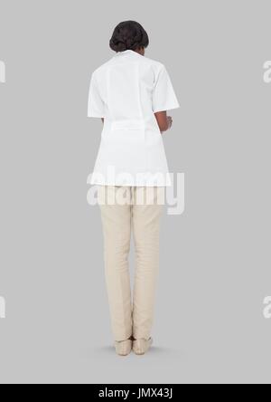 Digital composite de full body portrait de femme debout sur fond gris Banque D'Images