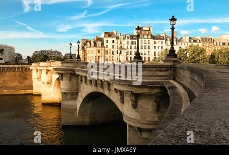 Le pont pont neuf sur la Seine à Paris. Banque D'Images