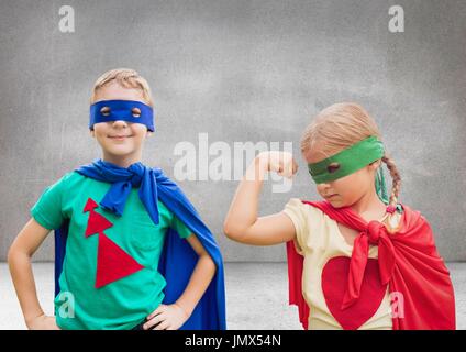 Composite numérique des enfants de super-héros avec fond gris blanc Banque D'Images