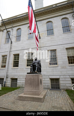 Statue de John Harvard University hall à l'extérieur de l'Université Harvard Boston USA Banque D'Images