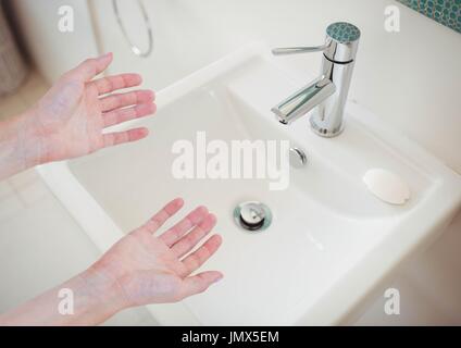 Digital composite de se laver les mains dans le lavabo Banque D'Images