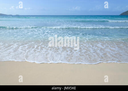 Plage de sable fin et des vagues, l'île de Tortola, British Virgin Islands, mer des Caraïbes Banque D'Images