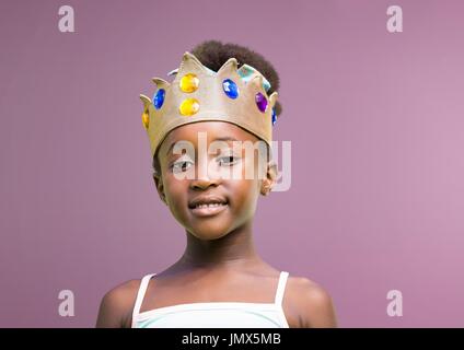 Digital composite of Girl wearing crown avec violet backgorund vierge Banque D'Images