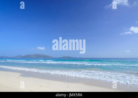 Plage de sable fin et des vagues, l'île de Tortola, British Virgin Islands, mer des Caraïbes Banque D'Images