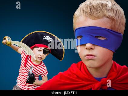 Digital composite de Super Héros garçon et garçon pirate avec fond bleu Banque D'Images