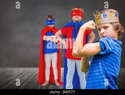 Composite numérique des enfants de super-héros et roi couronne garçon avec tableau noir background Banque D'Images